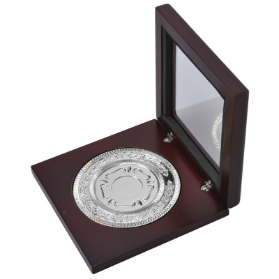 Медаль наградная  "Бронза"; бронзовый; 12х12х2,2 см; D=8,7 см; металл, дерево, стекло; лазерная грави